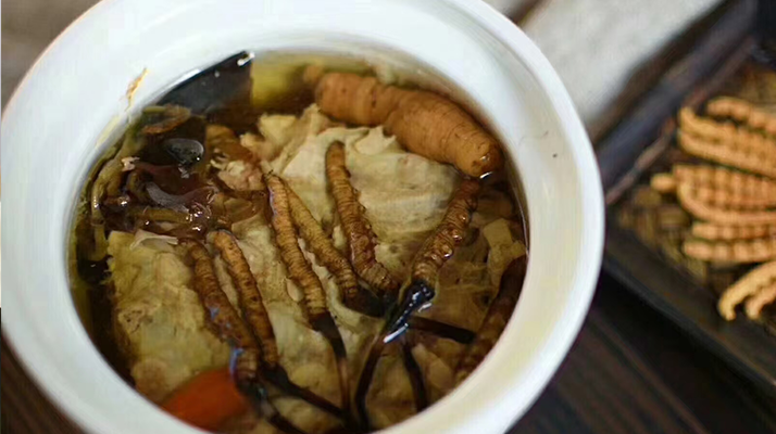 鮮香滋補(bǔ)！鮮冬蟲夏草燉雞湯的美味做法