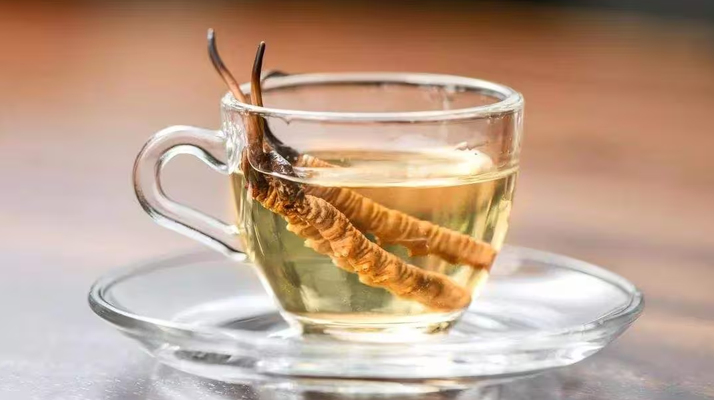 一杯蟲草水，健康新滋味：冬蟲夏草泡水喝的奇妙功效